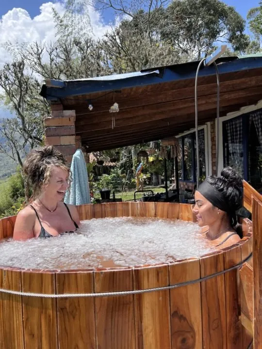 Harmonica Ayahuasca Retreat Colombia Ice bath for two Two participants in a wooden ice bath tub