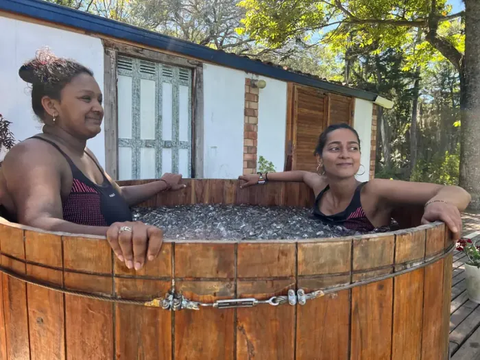 Harmonica Ayahuasca Retreat Colombia Relaxing ice bath Two women relaxing in the wooden ice bath